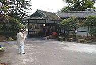 軒がうねっていたりするなど一見してシロアリ被害の深刻さが現れている