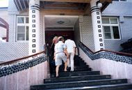 門構えがやたらと立派