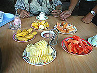 左端から右回りに、モンキーバナナ、ジャックフルーツ、カキ、パパイア、パイナップル