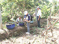 ガイドのトウさん(右)も呆れ顔